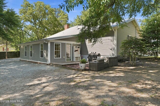 Building Photo - 1425 Central Dr