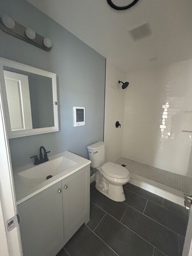 Building Photo - Gorgeous 3 bedroom 1 1/2 bathroom Single F...