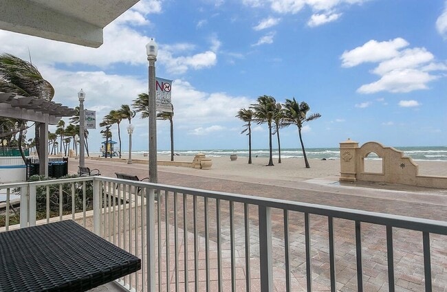 Building Photo - 2600 N Surf Rd