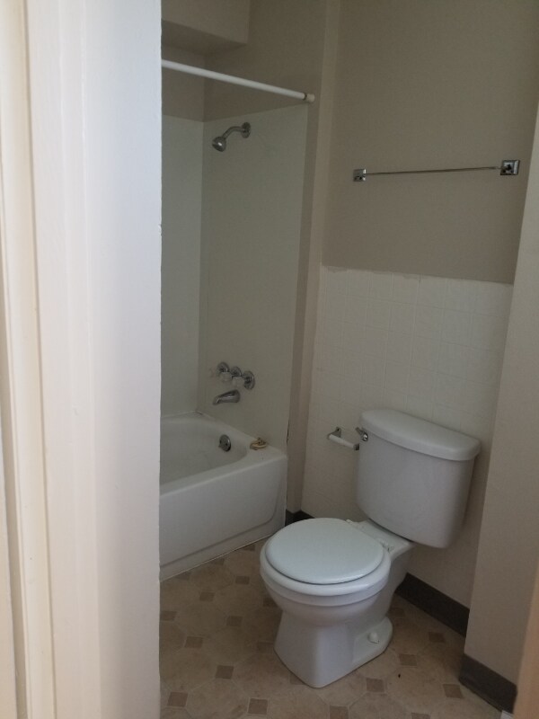 Building Photo - 418 N Center St