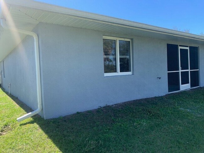 Building Photo - Duplex Unit