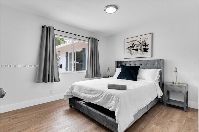 Building Photo - 617 NW 30th Ct