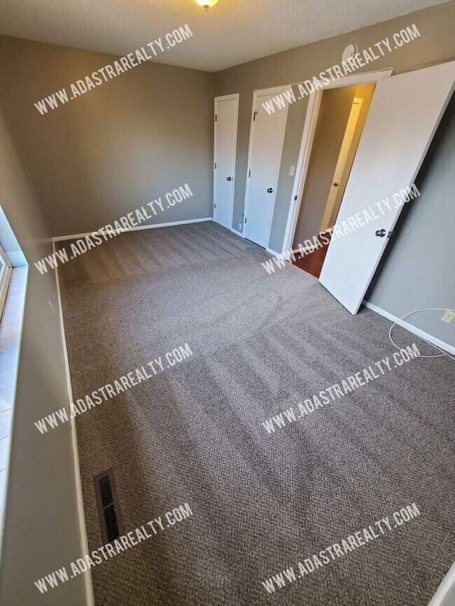 Building Photo - Affordable Olathe Townhome-Showing NOW!!