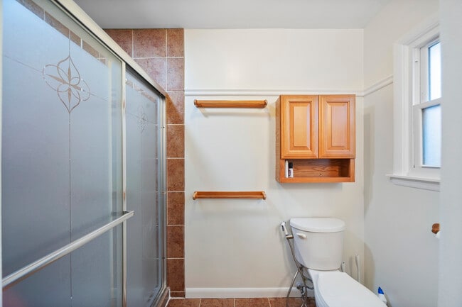 Building Photo - 8 Hampton Ct