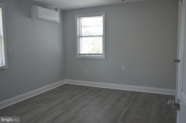 Building Photo - 118 E Maple Ave