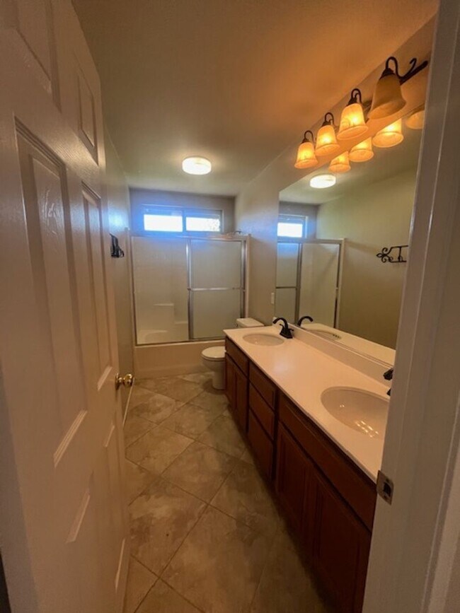 Building Photo - Beautifully Updated 5-Bedroom Home with Ci...