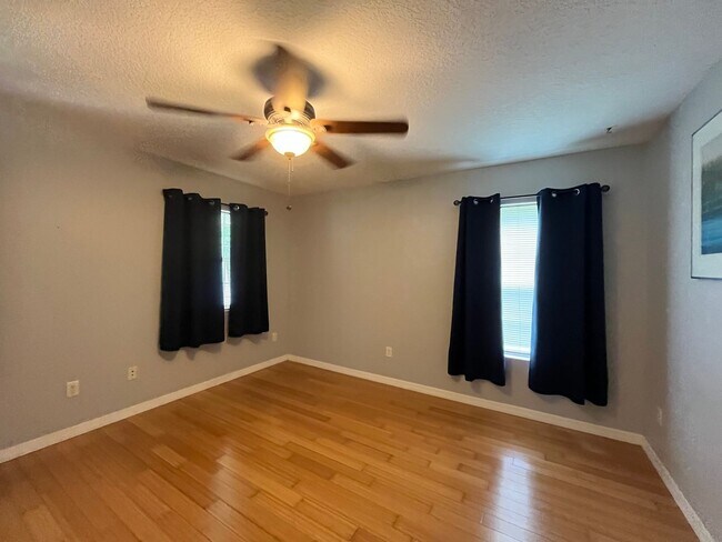 Building Photo - 3 Bedroom, 2 Bath home w/2 Car Garage on 5...
