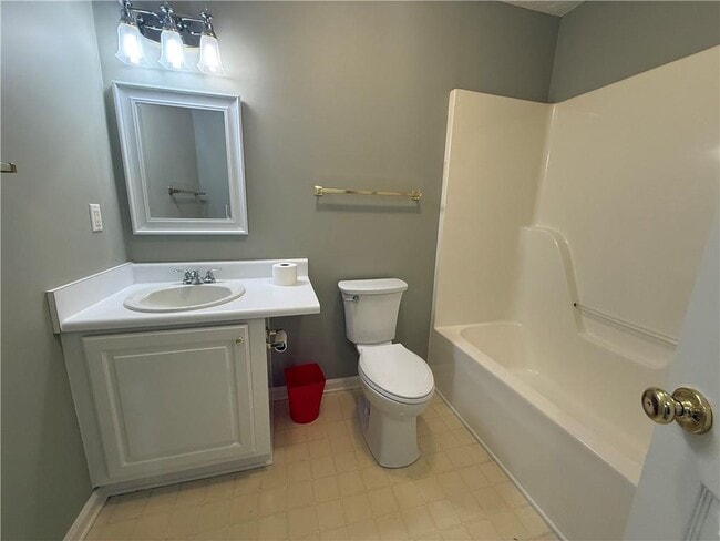 Building Photo - 1001 Holly Dr