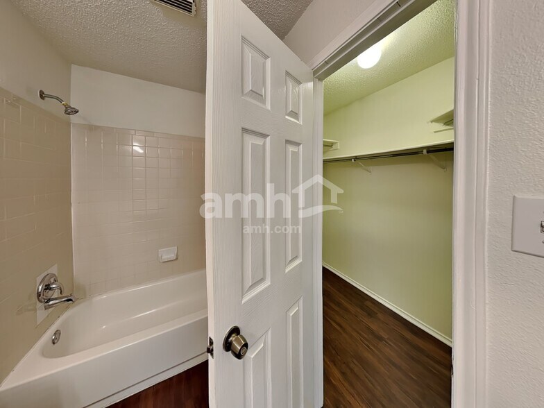 Building Photo - 33 Messenger Crk