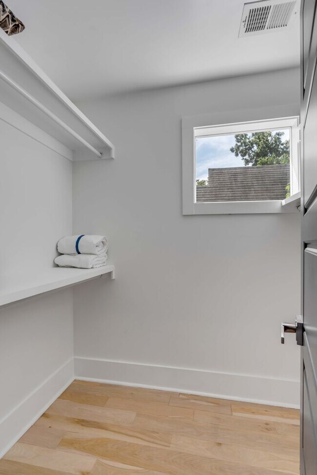 Building Photo - Fully Furnished Downtown Rental