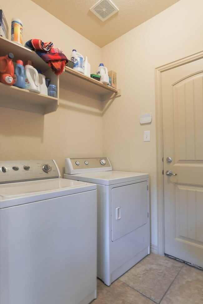 Building Photo - 2300 Dovetail St