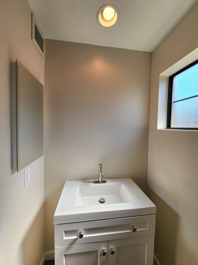 Building Photo - Tempe 4 Bedroom 3 Bath w/ Pool right near ASU!