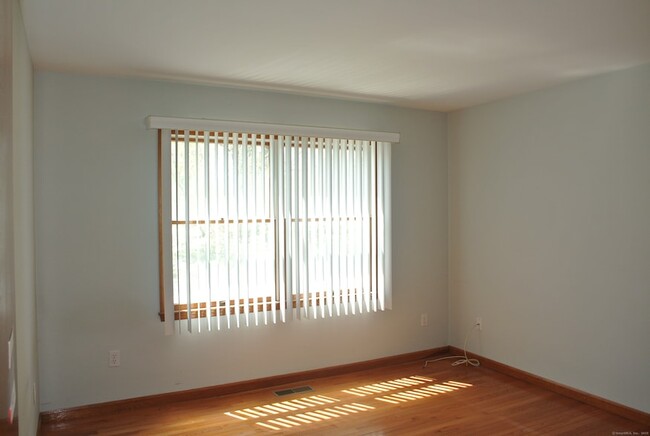 Building Photo - 302 Westwood Rd