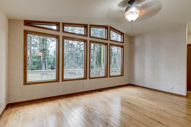 Building Photo - 3 Bedroom 2.5 bathroom nestled in woods with water view