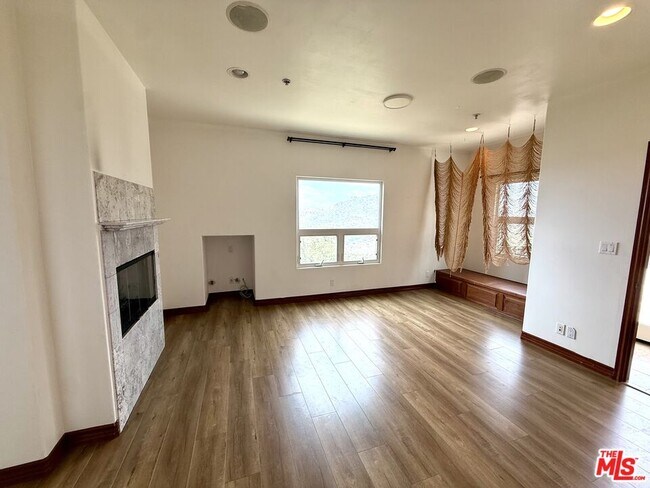 Building Photo - 10827 Pacific View Dr