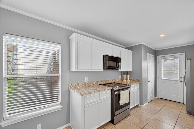 Building Photo - 6915 Woodridge Row Dr