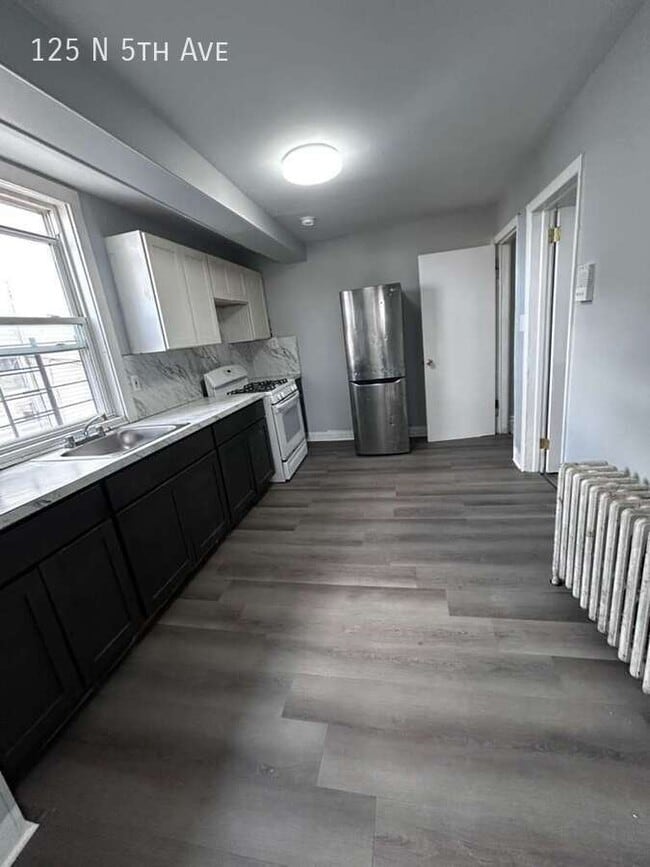 Building Photo - 125 N 5th Ave