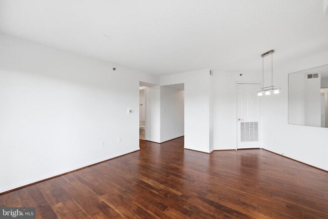 Building Photo - 2121 Jamieson Ave