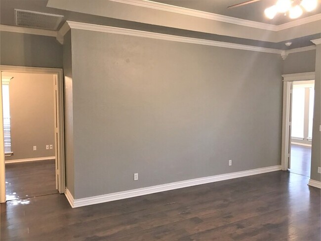 Building Photo - 3 Bed 2 Bath 2 Car Duplex in the Silvertre...