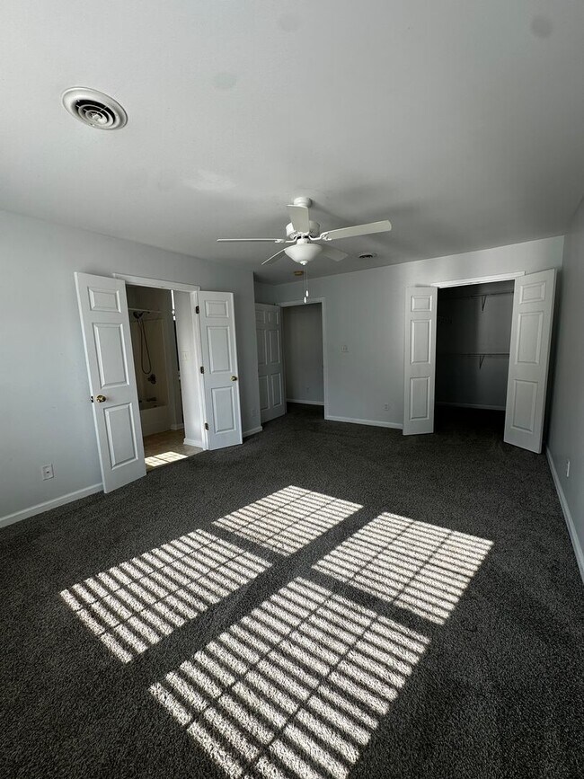 Building Photo - Knoxville 37914 - 3 bedroom, 2 bath home - Contact Regina Upshaw (865) 237-2369
