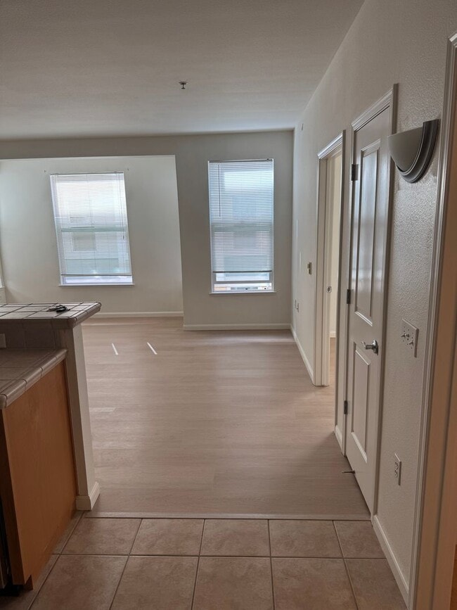 Building Photo - Downtown Oakland Secured access Condo with...