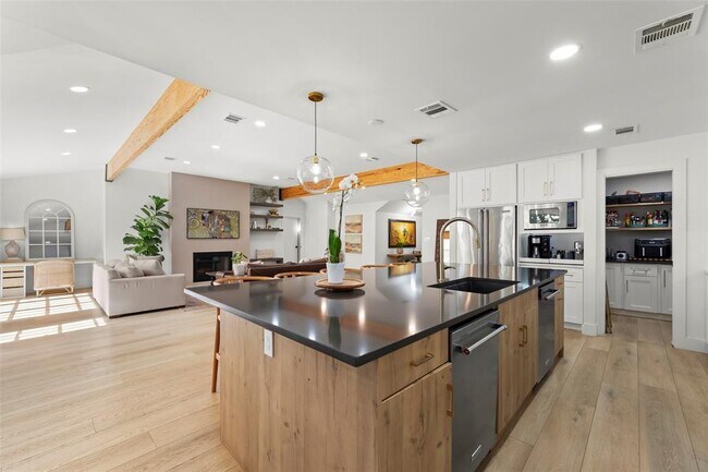 Building Photo - 802 N Wilcrest Dr