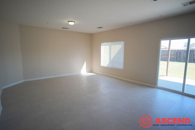 Building Photo - Charming 3 Bed / 2 Bath Home with Garage in Bakersfield!