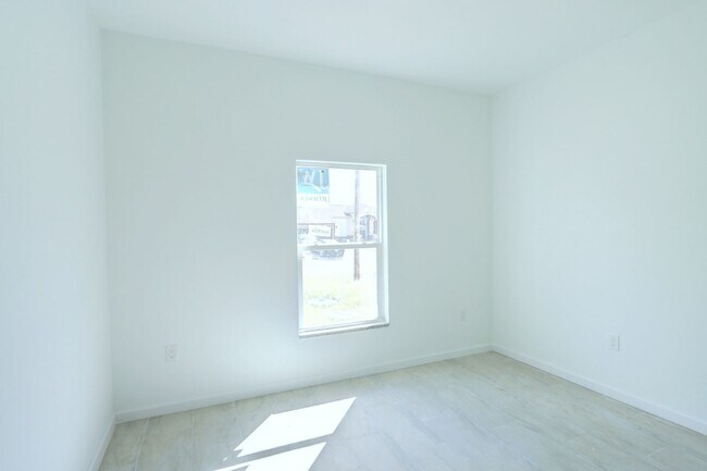 Building Photo - BRAND NEW 3/2/1-SAVANNAH MODEL-GREAT SW LEHIGH LOCATION