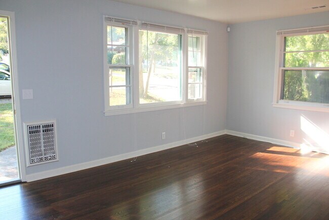 Building Photo - Donelson - Updated 2 bedroom 1 bath - tons of parking & storage!