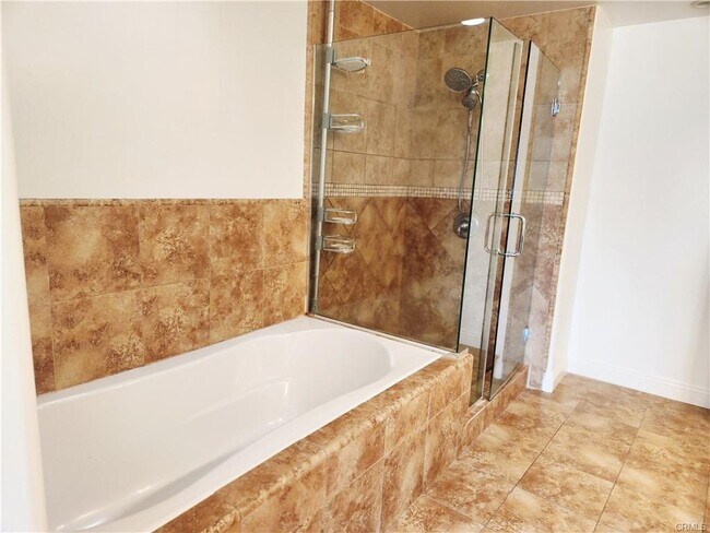 Primary Photo - 1835 S Barrington Ave