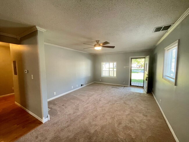 Building Photo - Charming 3-Bedroom, 1.5-Bath Home with Pri...
