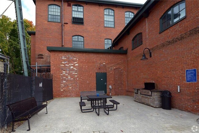 Building Photo - 75 Pocasset St
