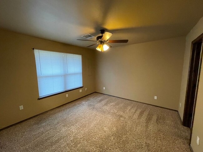 Building Photo - 3 bed room, 2 baths with a 2 car garage fo...