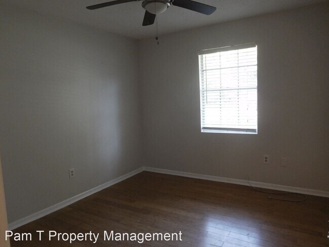 Building Photo - 3 br, 1.5 bath House - 204 Holiday Circle