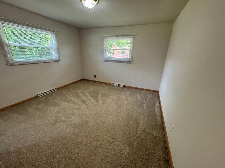 Main Bedroom with En Suite Bathroom - 270 Kenridge Rd
