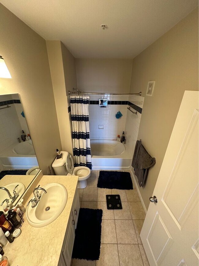 Building Photo - 903 Providence Pl