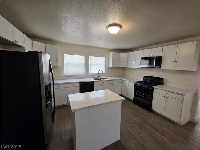 Building Photo - 1590 Mustang Dr