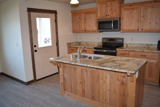 Building Photo - Newer 3 Bedroom 2.5 Bath Townhome Close to shopping!