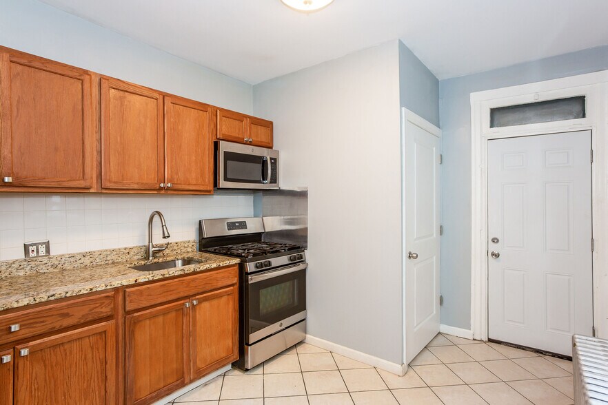 Building Photo - 3030 Tulip St