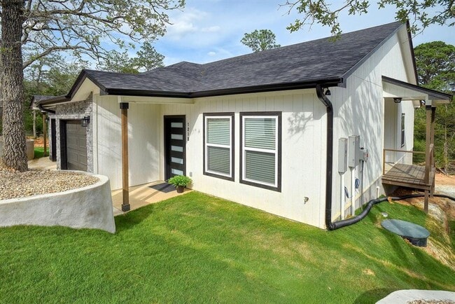 Building Photo - 121 S Kanaio Dr
