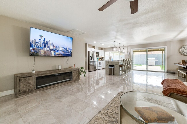 Building Photo - 903 W Harvard Dr