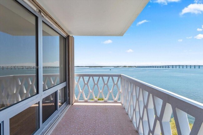 Building Photo - 1430 Brickell Bay Dr