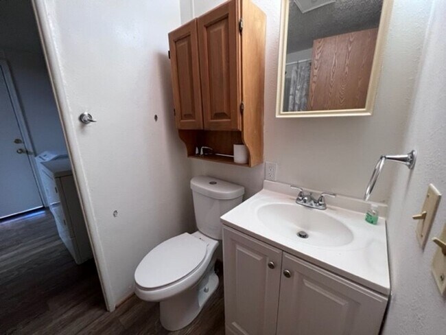 Building Photo - 3 Bedrooms, Includes Fenced Yard New carpe...