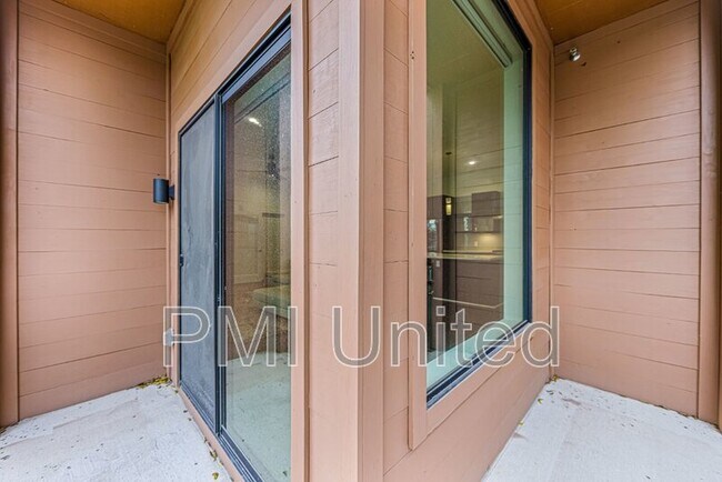 Building Photo - 425 W 9th St