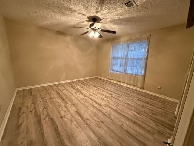 Building Photo - Pensacola - 32526- 4 bedroom, 2 bathroom - pool and lawn care included