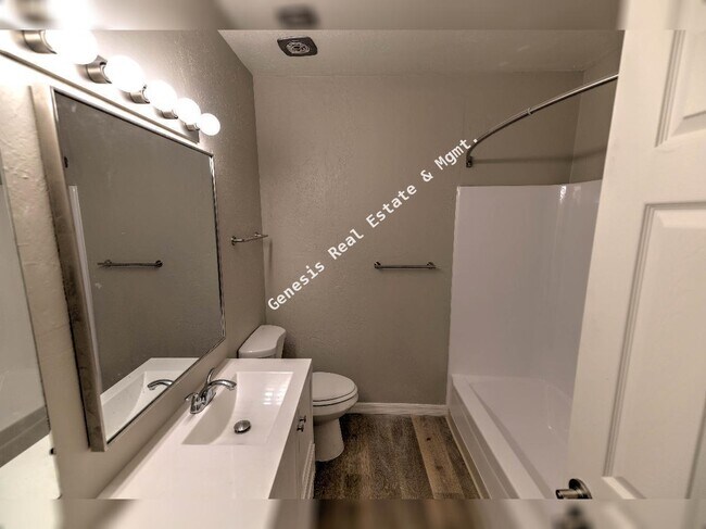 Building Photo - 3211 E Edison St