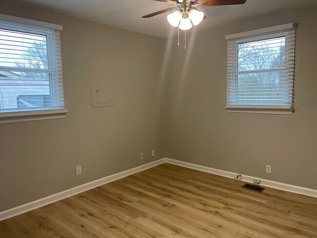 Building Photo - 2 bd 1 ba duplex in a Great Location