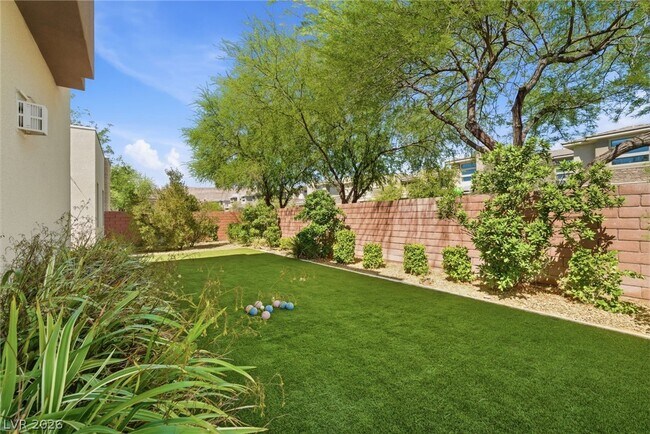 Building Photo - 2 Garden Rain Dr