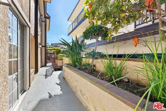 Building Photo - 361 Salem St