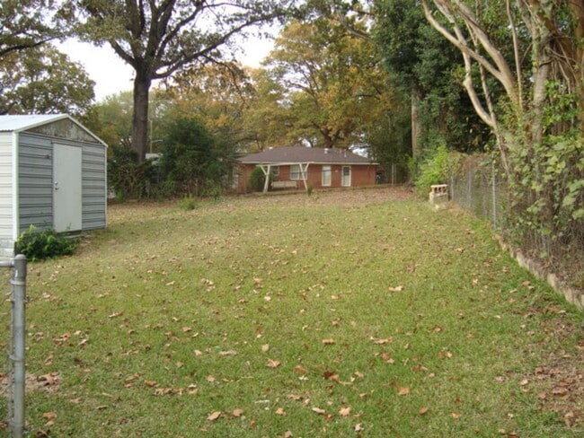 Building Photo - Charming two bedroom and one bath home available to rent near River Rd